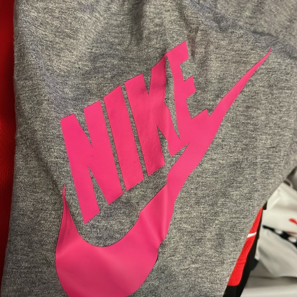 Nike - Picture 2 of 4